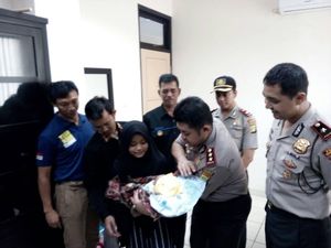 Bayi Korban Penculikan di Mal Serpong Diserahkan ke Orang Tua Angkat Bayi Korban Penculikan di Mal Serpong Diserahkan ke Orang Tua Angkat