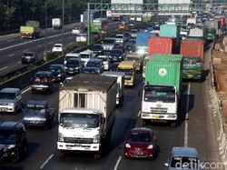 Pemudik Mulai Lewat Tol Jakarta-Cikampek, Sejumlah Titik Macet