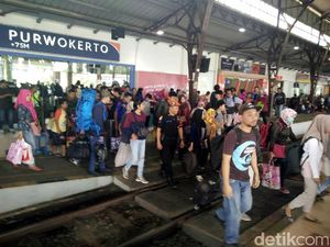 H-8 Lebaran, Pemudik Mulai Padati di Stasiun Purwokerto