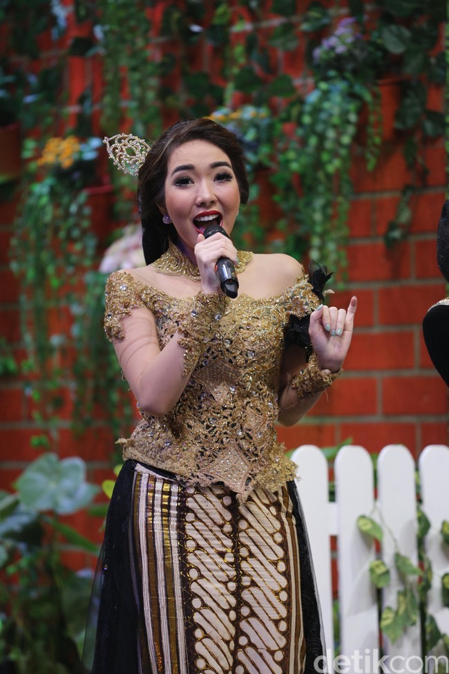 Ayu Tenan! Gisel Cantik Berkebaya