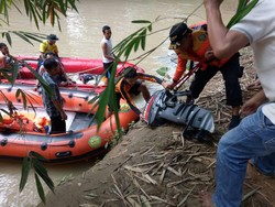 Terpeleset Saat Menyeberang Jembatan, Balita Intan Tenggelam