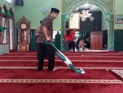 Saat Anak-anak SD Bersihkan Masjid