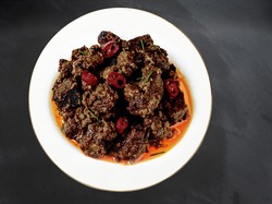 Perlu 7 Jam Masak Rendang Minang, Lauk Wajib Ketupat Lebaran