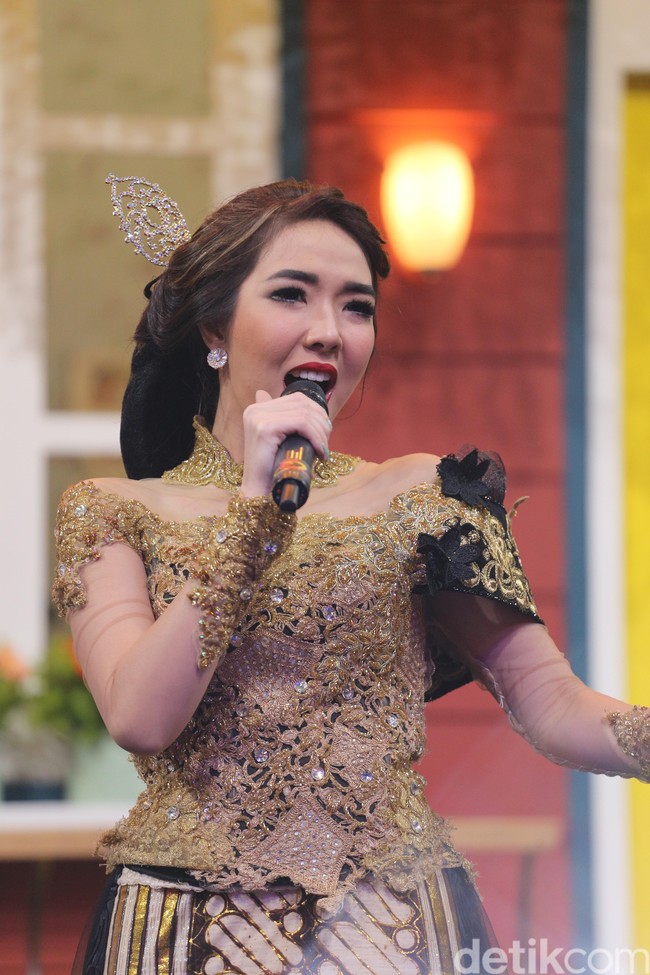 Ayu Tenan! Gisel Cantik Berkebaya