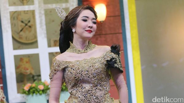 Ayu Tenan! Gisel Cantik Berkebaya