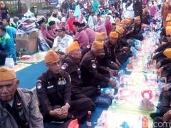 Meriahnya Buka Bersama Ribuan Warga di Jalan Asia Afrika Bandung