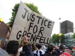 Protes Kebakaran Apartemen London, Demonstran Serbu Balai Kota