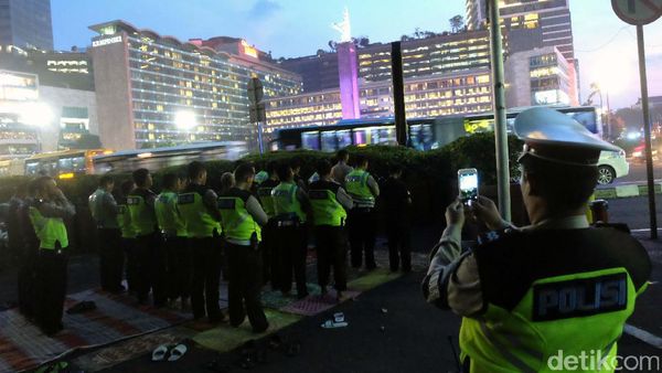 Usai Atur Lalin, Polantas Salat Berjamaah