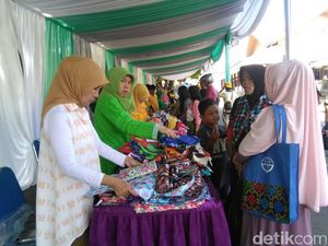 Duafa dan Srikandi Kuning Buru Baju Murah di Bazar Pemkab Garut