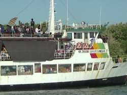 Tak Sabar Mudik, Ratusan Penumpang di Sumenep Berebut Masuk Kapal