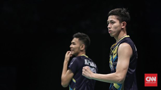 Pebulu tangkis ganda putra Indonesia Fajar Alfian (kiri) dan M Rian Ardianto (kanan) melakukan selebrasi  usai meraih poin dari ganda putra Denmark Mathias Boe dan Carsten Mogensen dalam semifinal BCA Indonesia Open 2017 di Jakarta Convention Center, Jakarta, Sabtu (17/6). Ganda putra Indonesia gagal ke final setelah kalah dengan skor 17-21, 21-18, dan 12-21. (CNN Indonesia/ Hesti Rika)