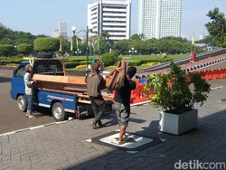 Balok-balok Kayu Diangkut dari Lokasi Kebakaran di DPR