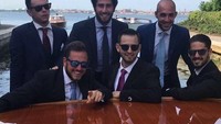 Gelandang Madrid, Isco, juga turut hadir di pernikahan Morata di Venesia. Cool sekali bukan gaya Isco? (twitter @RMadridinfo)