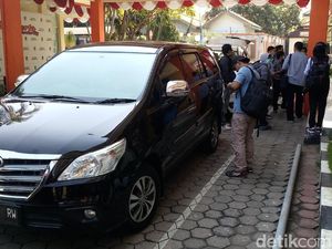 Bawa 3 Koper, Tim KPK Geledah Kantor DPRD Kota Mojokerto Bawa 3 Koper, Tim KPK Geledah Kantor DPRD Kota Mojokerto