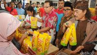 Bazar Rakyat Sinar Mas di Ponpes Miftahul Huda Pekalongan