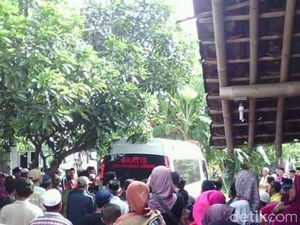 Disambut Tangis, 8 Korban Tewas Tabrakan di Bali Tiba di Rumah Duka
