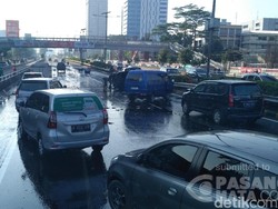 Kecelakaan Beruntun 3 Mobil di Tol Cawang, Ikan Berserakan di Jalan
