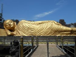 7 Fakta Patung Buddha Tidur Terbesar di Indonesia