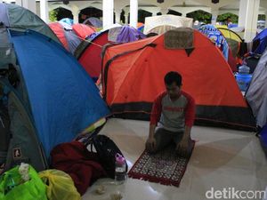 Hamparan Tenda dan Doa untuk Bertemu Malam Lailatul Qodar Hamparan Tenda dan Doa untuk Bertemu Malam Lailatul Qodar