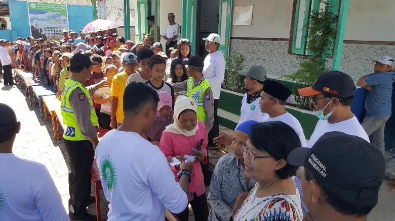 Disesaki Ratusan Orang, Pembagian Zakat di Malang Berjalan Tertib Disesaki Ratusan Orang, Pembagian Zakat di Malang Berjalan Tertib