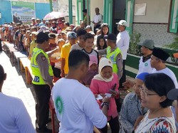 Disesaki Ratusan Orang, Pembagian Zakat di Malang Berjalan Tertib