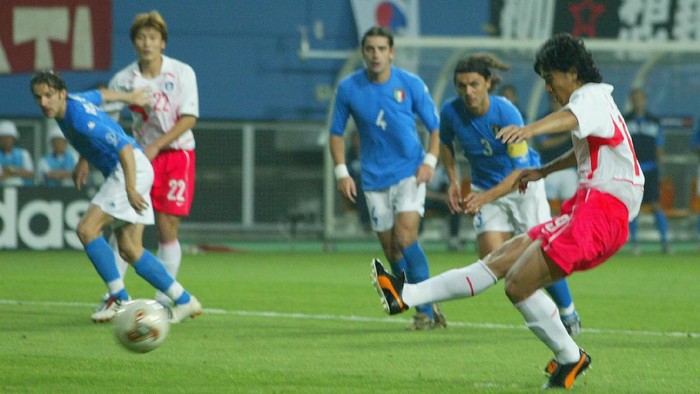 Anh Jung-Hwan saat melawan Italia di Piala Dunia 2002 (Foto: Ben Radford/Getty Images) Anh Jung-Hwan saat melawan Italia di Piala Dunia 2002 (Foto: Ben Radford/Getty Images)