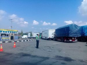 Kendaraan Pengangkut Barang Dominasi Jalur Mudik Cirebon
