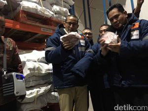 Blusukan ke Gudang Daging Kerbau India, Sandi Uno Kedinginan Blusukan ke Gudang Daging Kerbau India, Sandi Uno Kedinginan