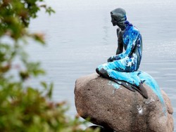 Parah, Patung Putri Duyung Ikonnya Denmark Disiram Cat!