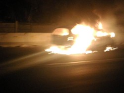 Sebuah Mobil Terbakar di Tol Cikampek Arah Jakarta