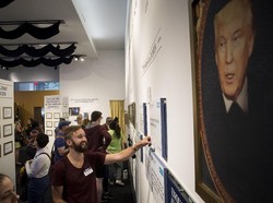 Kicauan Donald Trump di Twitter Dipajang Bak Karya Seni