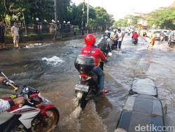 Pipa Air Bocor, Lalin Samping Mal Cijantung Tersendat