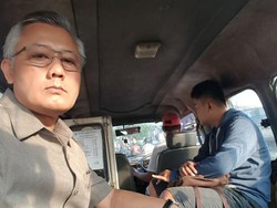 Berdesakan Naik Angkot Ala Wakil Ketua PN Tangerang