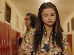 Gaya Jadul ala Selena Gomez di Video Klip Bad Liar