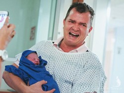 Foto: Momen Haru Para Ayah Saat Mendampingi Istrinya Melahirkan