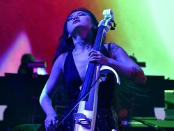 Zimmer: Tina Guo Memperlakukan Cello Seperti Pedang
