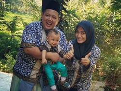 Tips Bagi Bunda yang Mau Pakaikan Anak Baju Kembaran Saat Lebaran