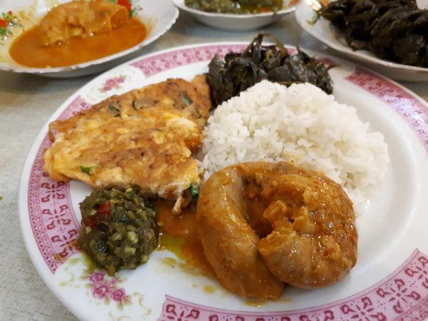 Gulai Tambusu, Telur Dadar hingga Dendeng Minang yang Garing Ada di Sini