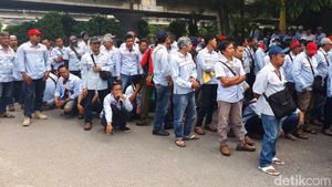 Demo Ratusan Karyawan Kontrak Sopir Tangki BBM Pertamina