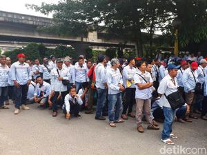 Demo Ratusan Karyawan Kontrak Sopir Tangki BBM Pertamina