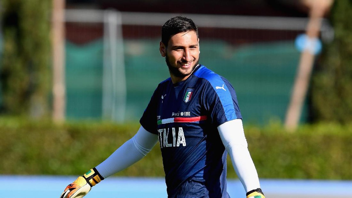 Gianluigi Donnarumma dilempari uang palsu. Foto: Claudio Villa/Getty Images