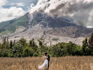 Menakjubkan! Pasangan Ini Foto Prewedding Romantis di 15 Negara