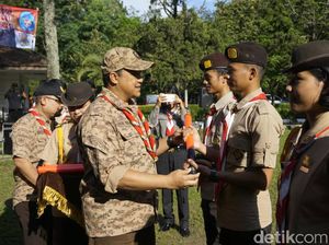 Pramuka Jabar Bantu Atur Lalin Arus Mudik 2017