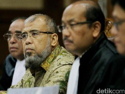 Bertabur Kode di Kasus Patrialis, Dari Ahok hingga Sandal Jepit