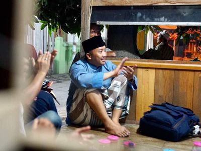 Sambil Sarungan, Menpora Nobar Owi/Butet di Pos Ronda