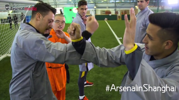 Mesut Oezil dan Alexis Sanchez Belajar Kung Fu