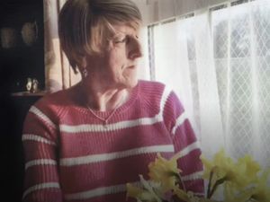 Potret Dokumentasi Transisi Seorang Transgender Wanita