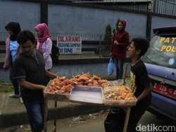 Amankan Jalur Mudik, Polisi Bubarkan PKL di Depan Kahatex Sumedang