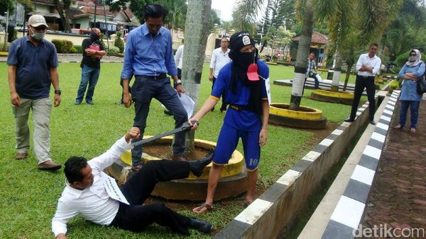 Pelaku Penyerangan Mapolres Banyumas Jalani Rekonstruksi