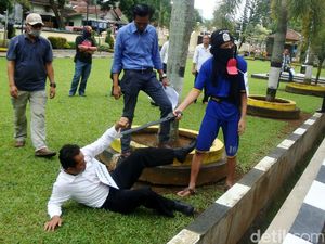 Pelaku Penyerangan Mapolres Banyumas Jalani Rekonstruksi